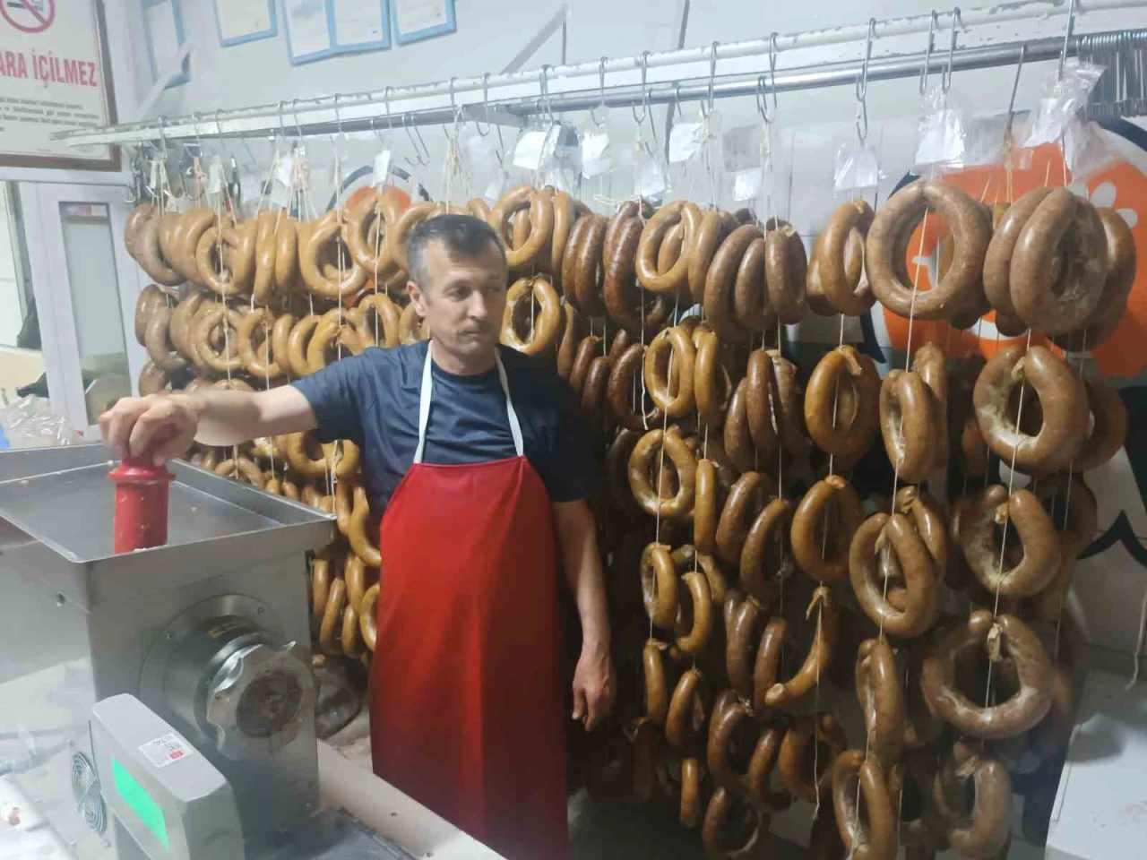 Eskişehir’in Kırka Mahallesi’nde Kurban Eti Sucuğa Dönüşüyor