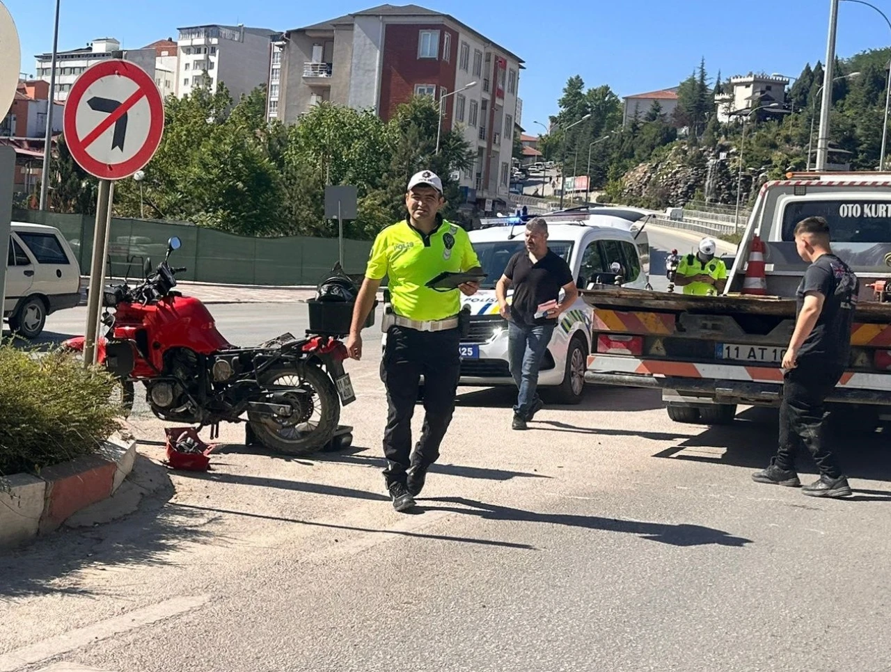 Kontrolden Çıkan Motosiklet Devrildi, Sürücü Yaralandı