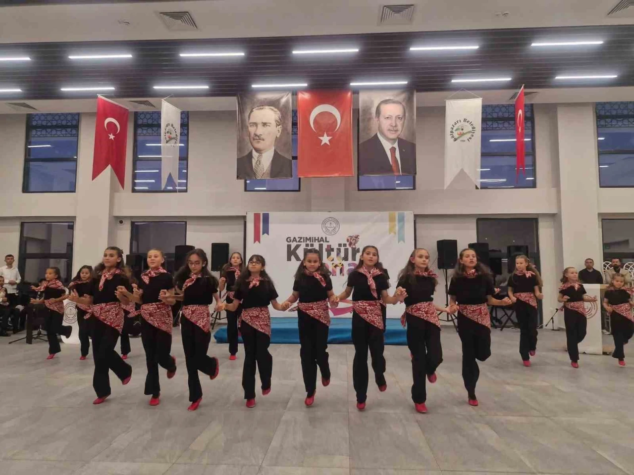Bilecik’te Kültür ve Sanat Coşkusu: Minikler Sahneyi Salladı