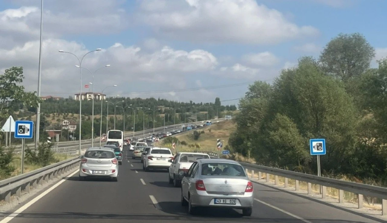 Polisten Hem Kimlik Desteği Hem Trafik Nöbeti