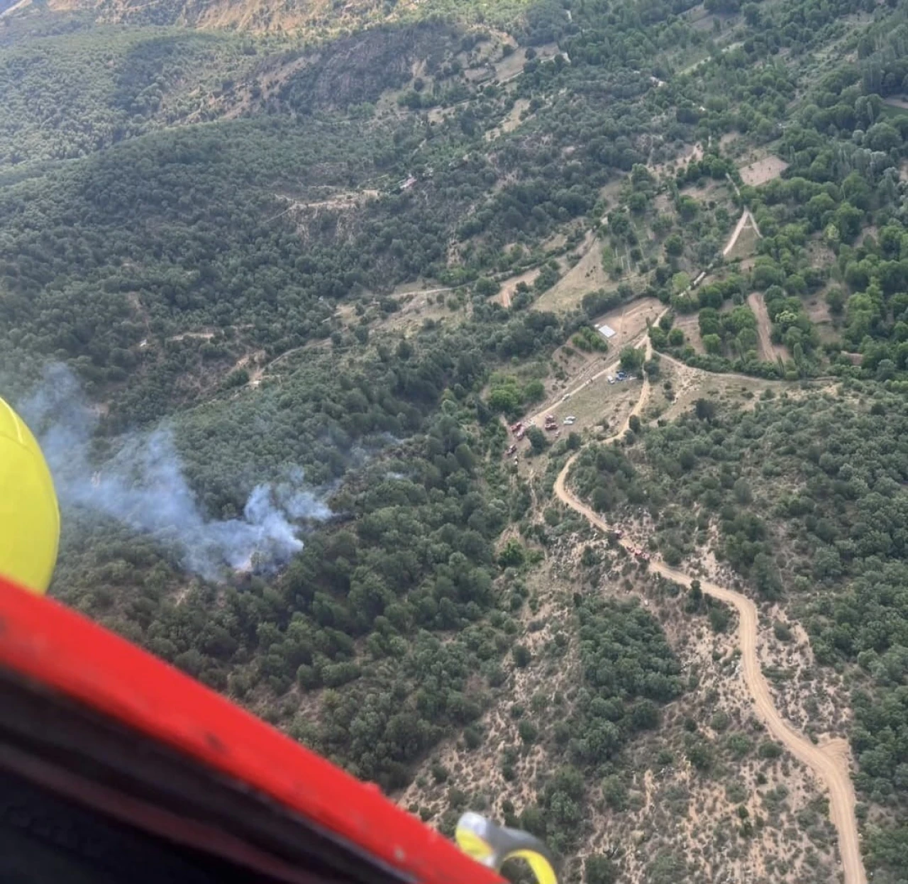 Simav’da Tarla Yangını Ormana Sıçradı: Helikopter Destekli Müdahale