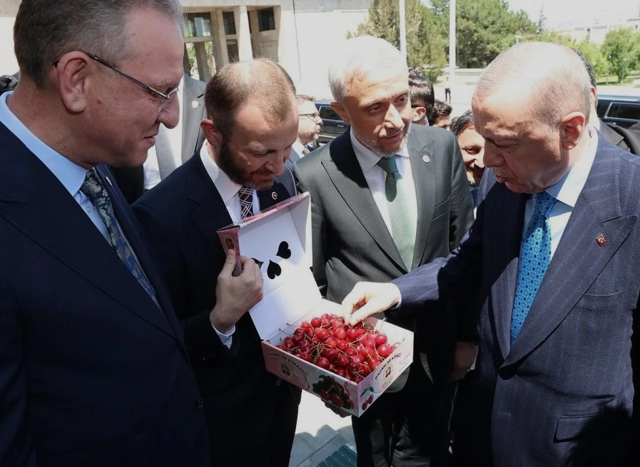 KÜTAHYA MİLLETVEKİLLERİNDEN CUMHURBAŞKANI ERDOĞAN’A PAZARLAR KİRAZI İKRAMI