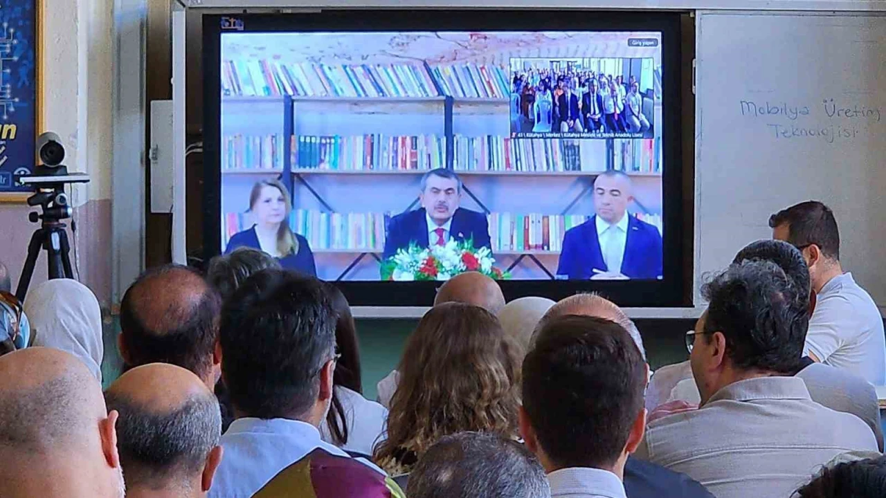 Yusuf Tekin'den Öğretmenlere Canlı Yayınla Reform Sunumu