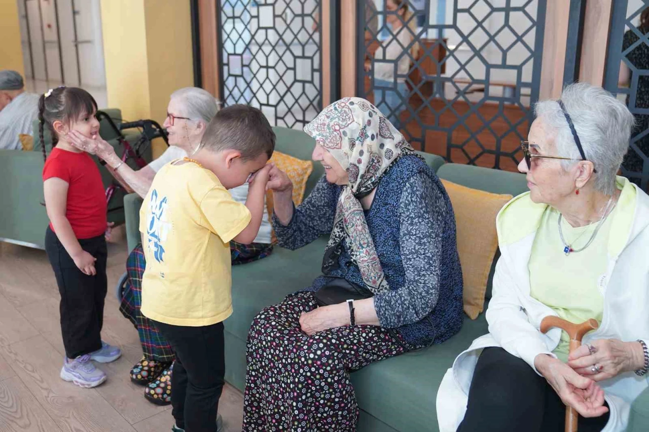 Eskişehir'de minikler büyükleriyle bayramlaştı