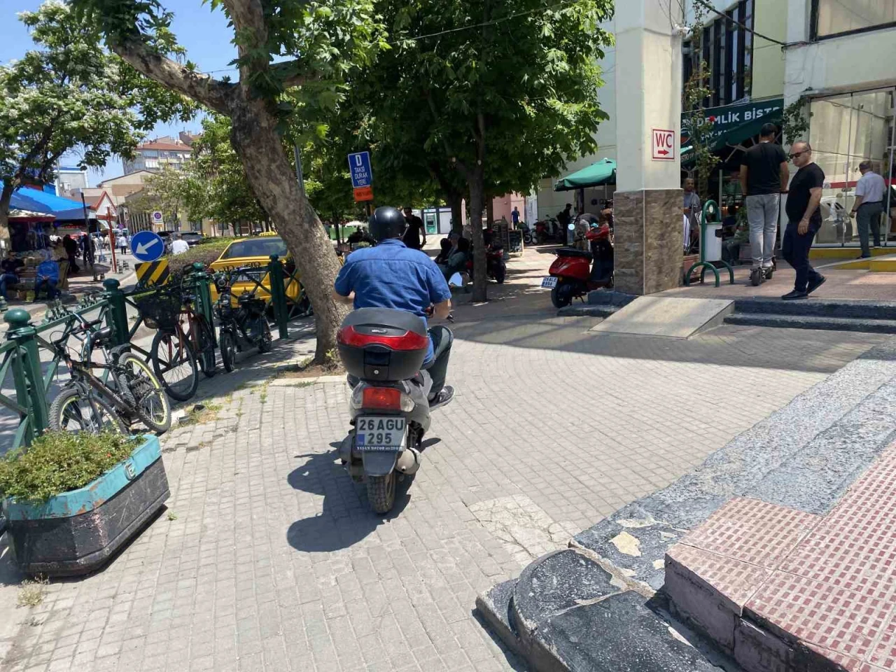 Eskişehir’de Motosikletler Kaldırımlarda, Yayalar Tehlike Altında!