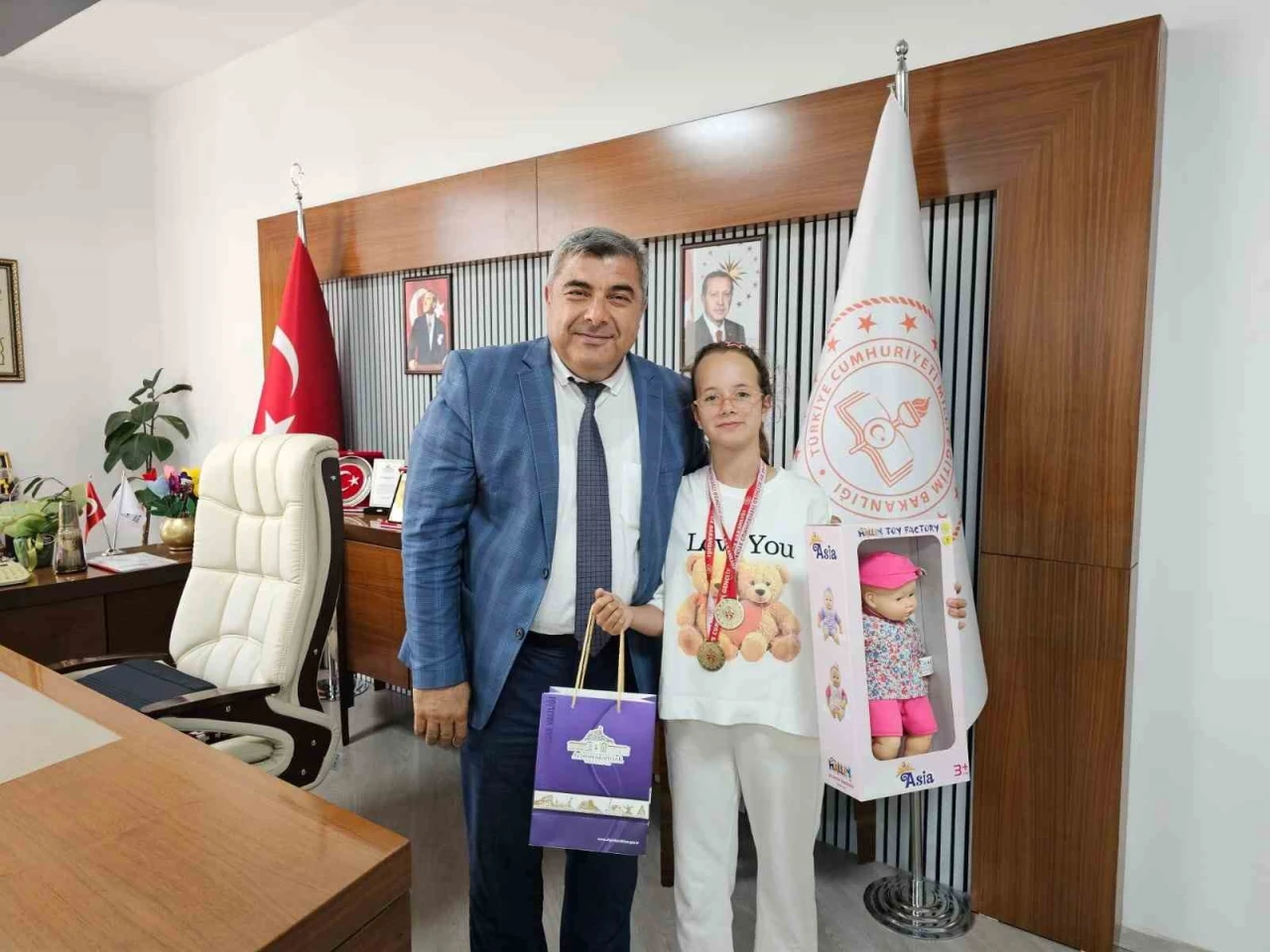 Türkiye Şampiyonu Defne Öykü, İl Milli Eğitim Müdürü’nün konuğu oldu
