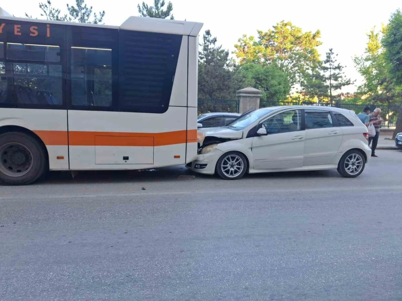 Otomobil Otobüse Çarptı, Küçük Yolcu Yaralandı