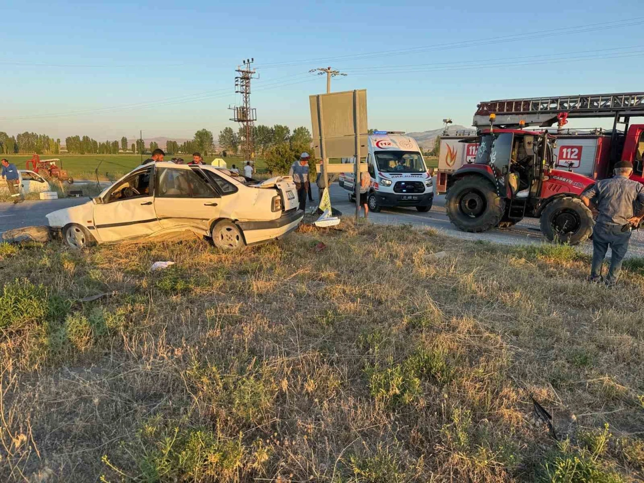 Emirdağ’da Kavşakta Can Pazarı: Kazada Otomobil Parçalandı