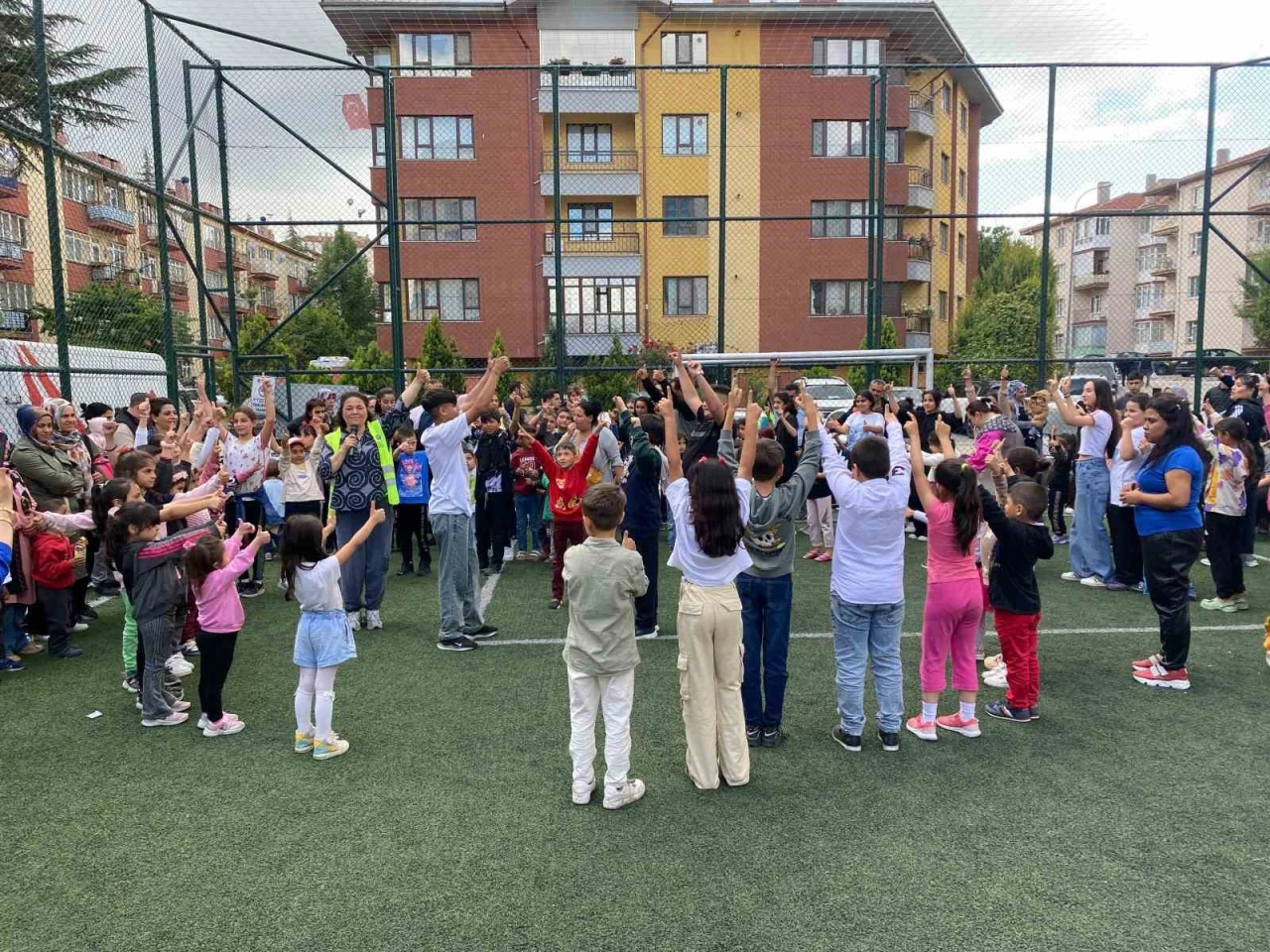 Eskişehir'de gönüllüler el ele, çocukların bayramı şenleniyor