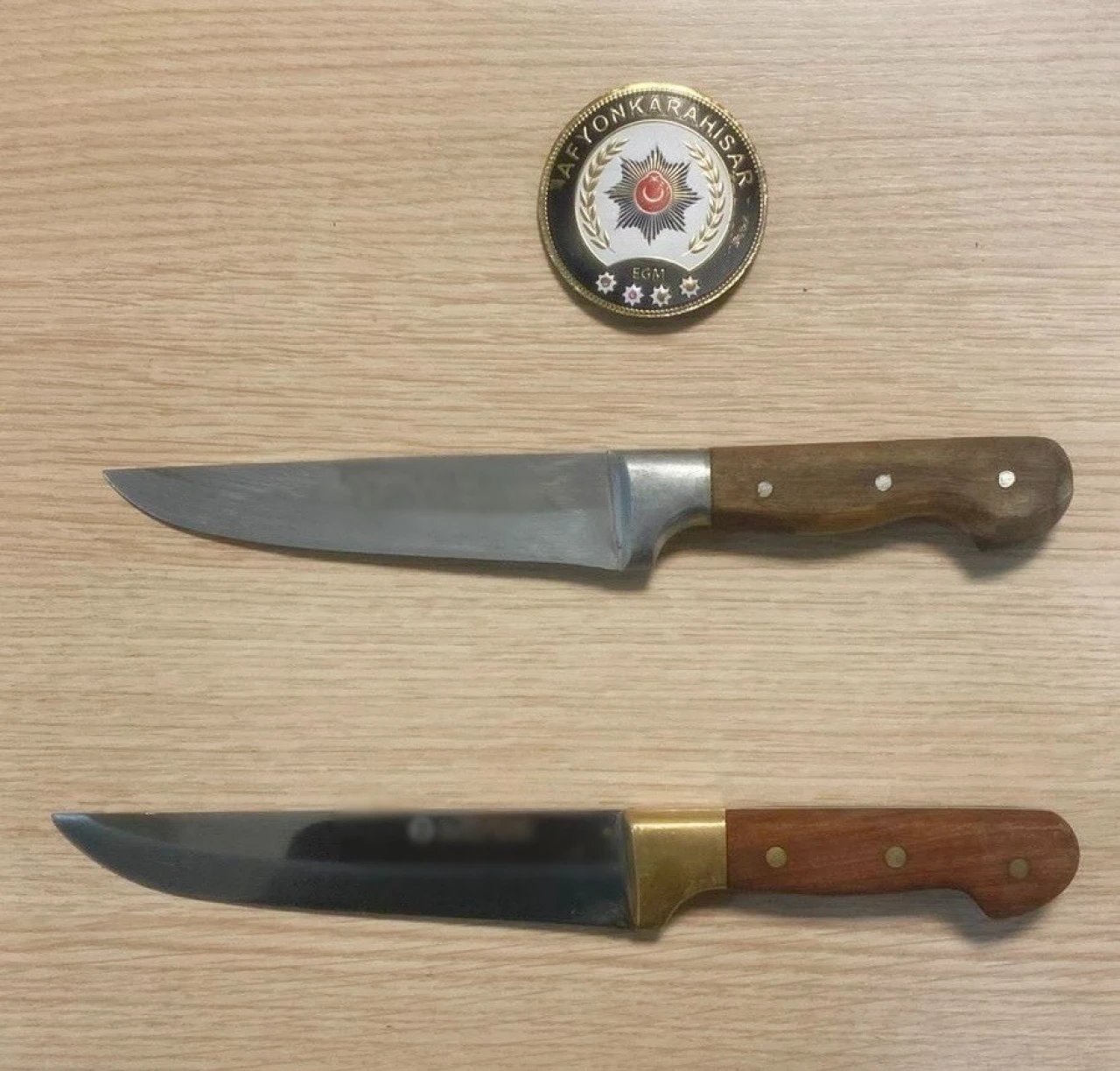 Uyuşturucu, Silah ve Arananlar: Afyon Polisi Göz Açtırmadı!