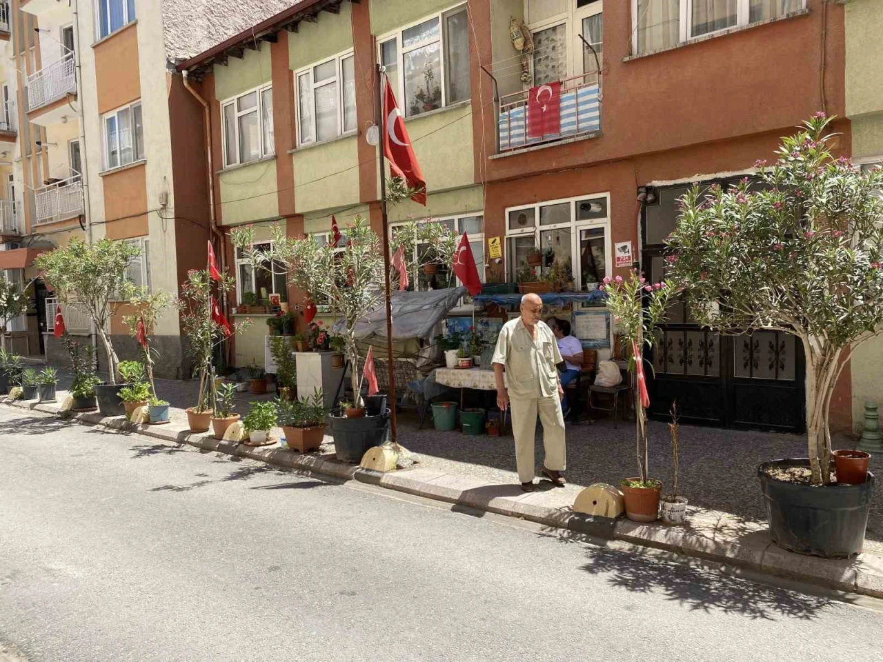Felçli Eşine Umut, Mahallesine Renk Oldu