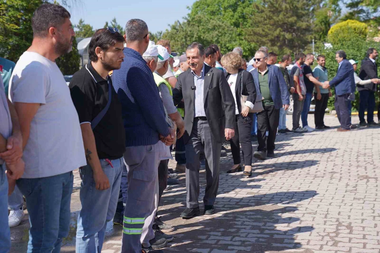 Tepebaşı'nda Başkan Ataç, belediye emekçileriyle bayramlaştı