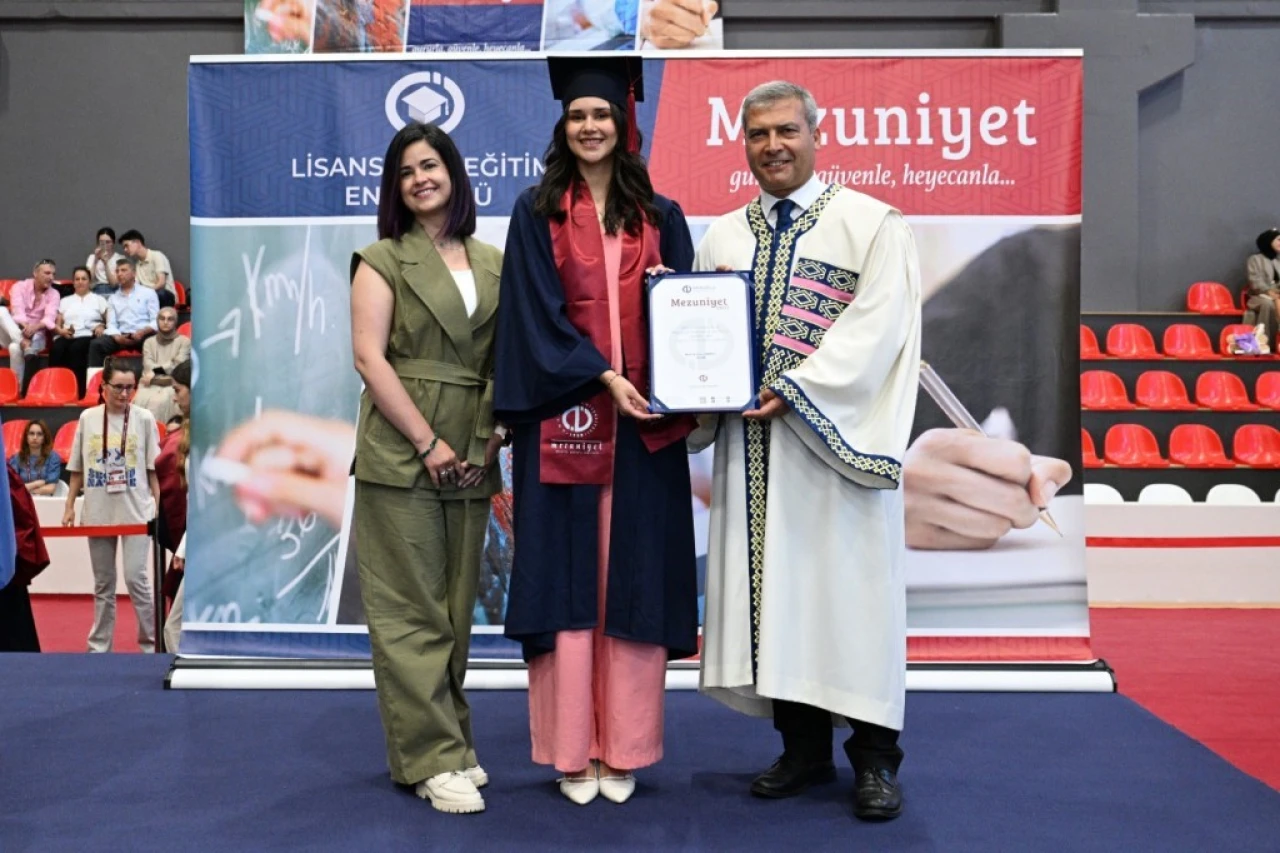 Anadolu Üniversitesi’nde uluslararası mezuniyet gururu