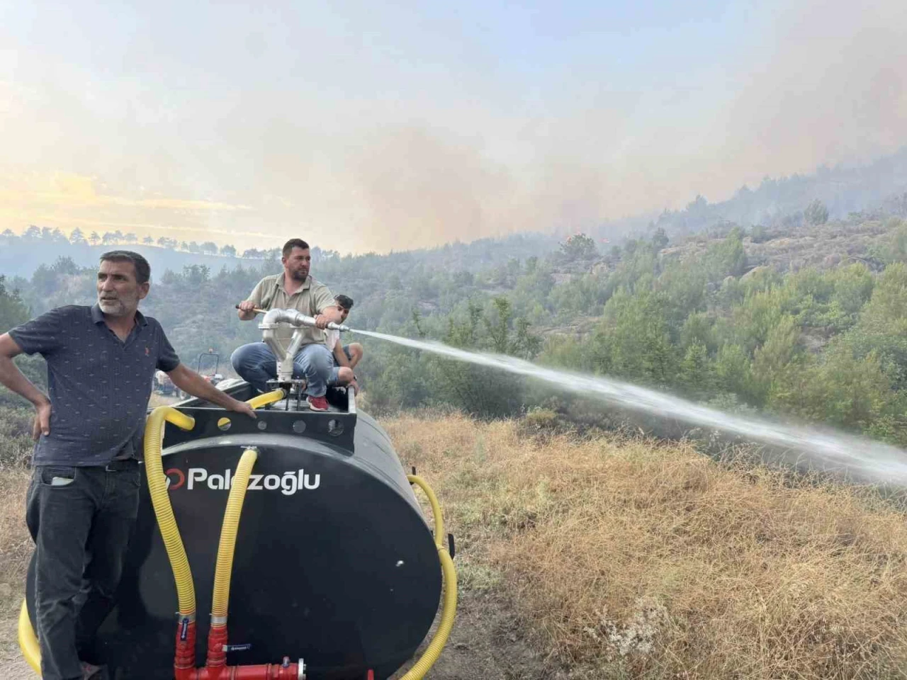 Bilecikli Esnaftan Örnek Dayanışma: Traktörüne Tanker Taktı, Yangınla Savaştı”