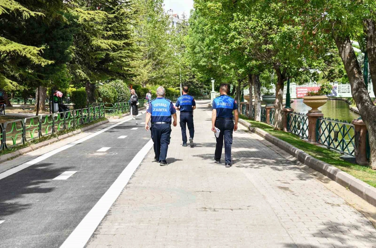 Yerlere sigara izmariti ve çöp atan vatandaşlara para cezası uygulandı