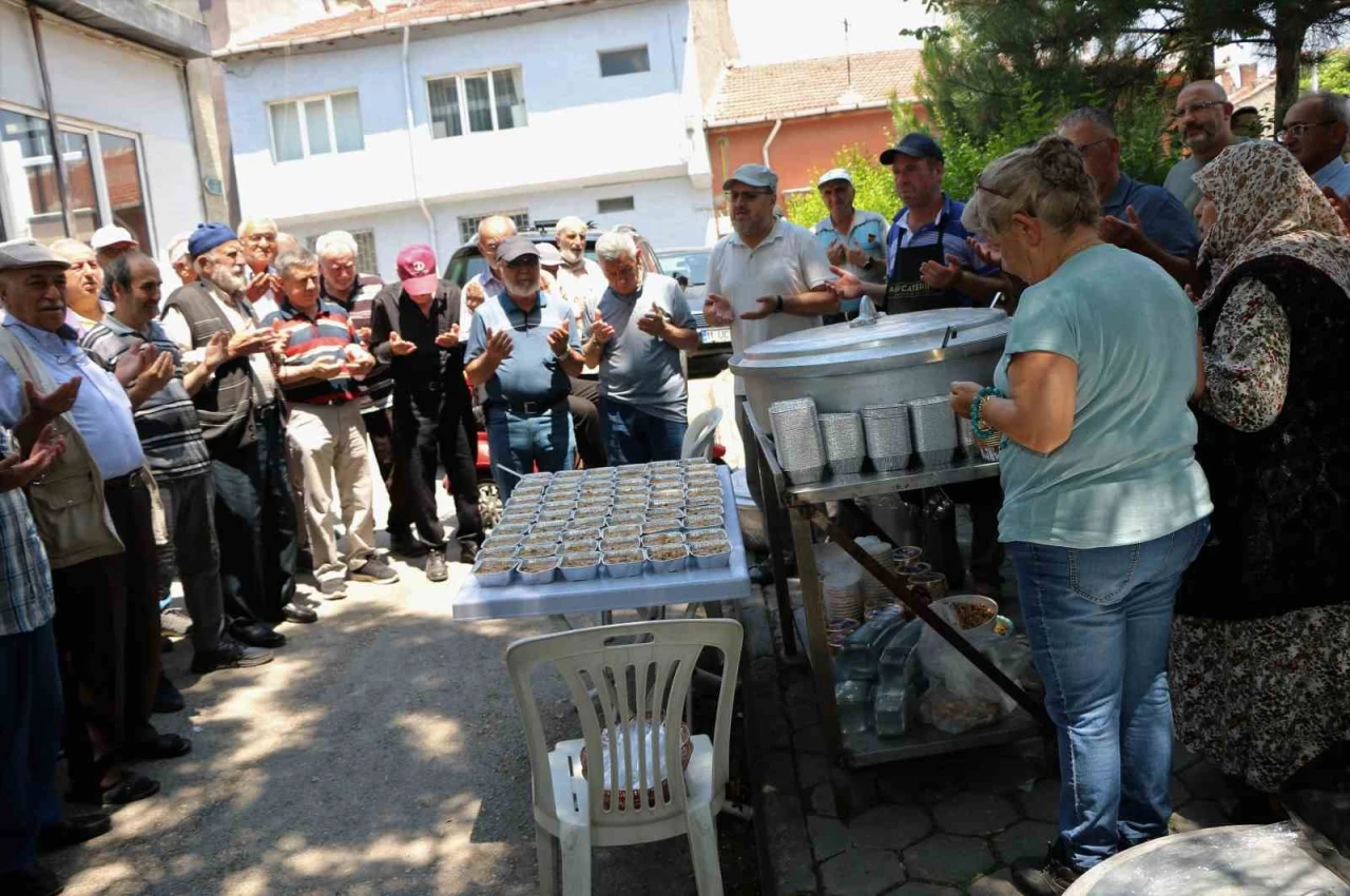 Yeşiltepe Mahallesi'nde Geleneksel Aşure İkramı Bu Yıl da Sürdü