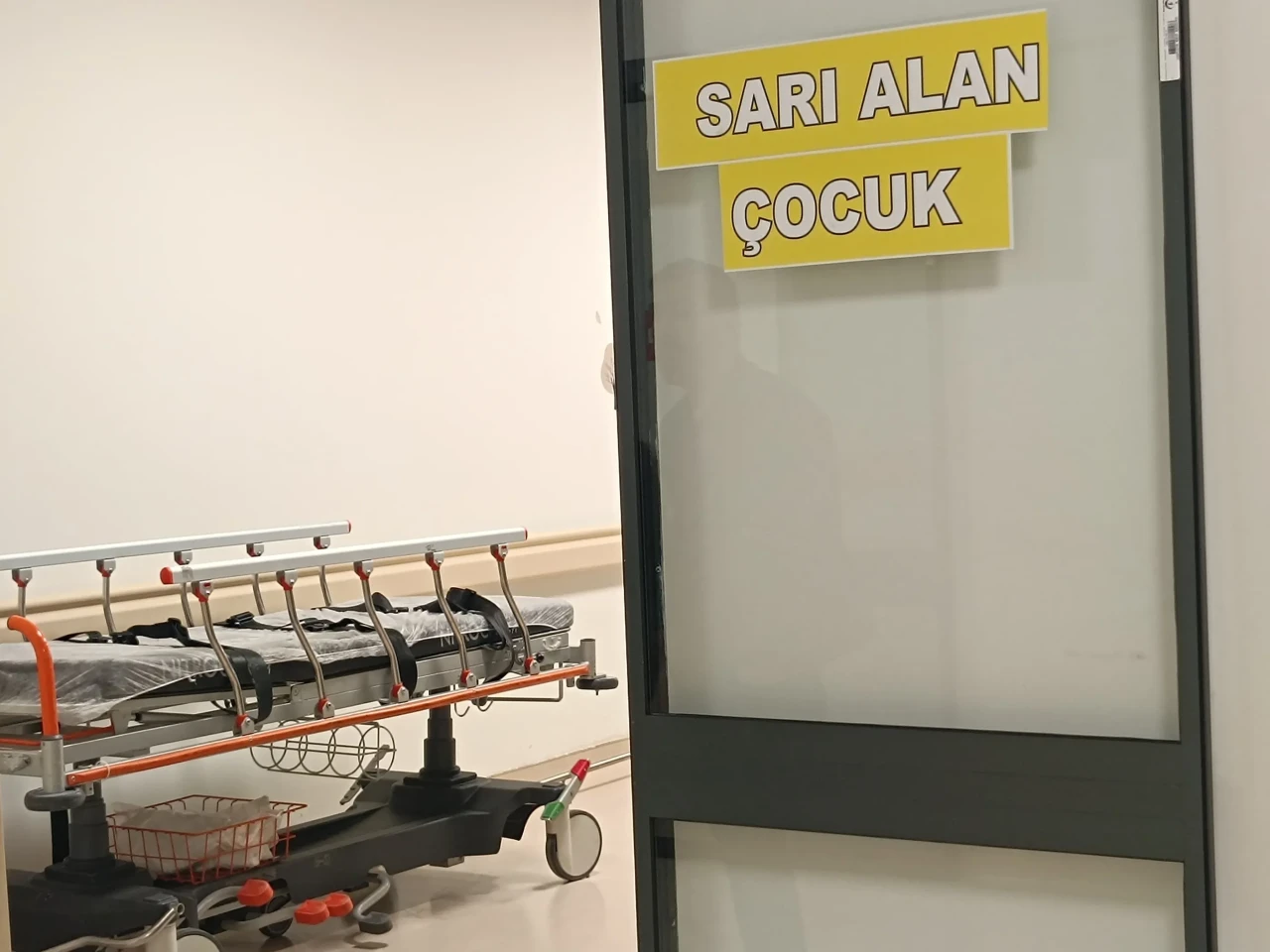 Şehir Hastanesi’nde tepki çeken anlar: “Bir sedyeye bile oturmasına izin vermediler”