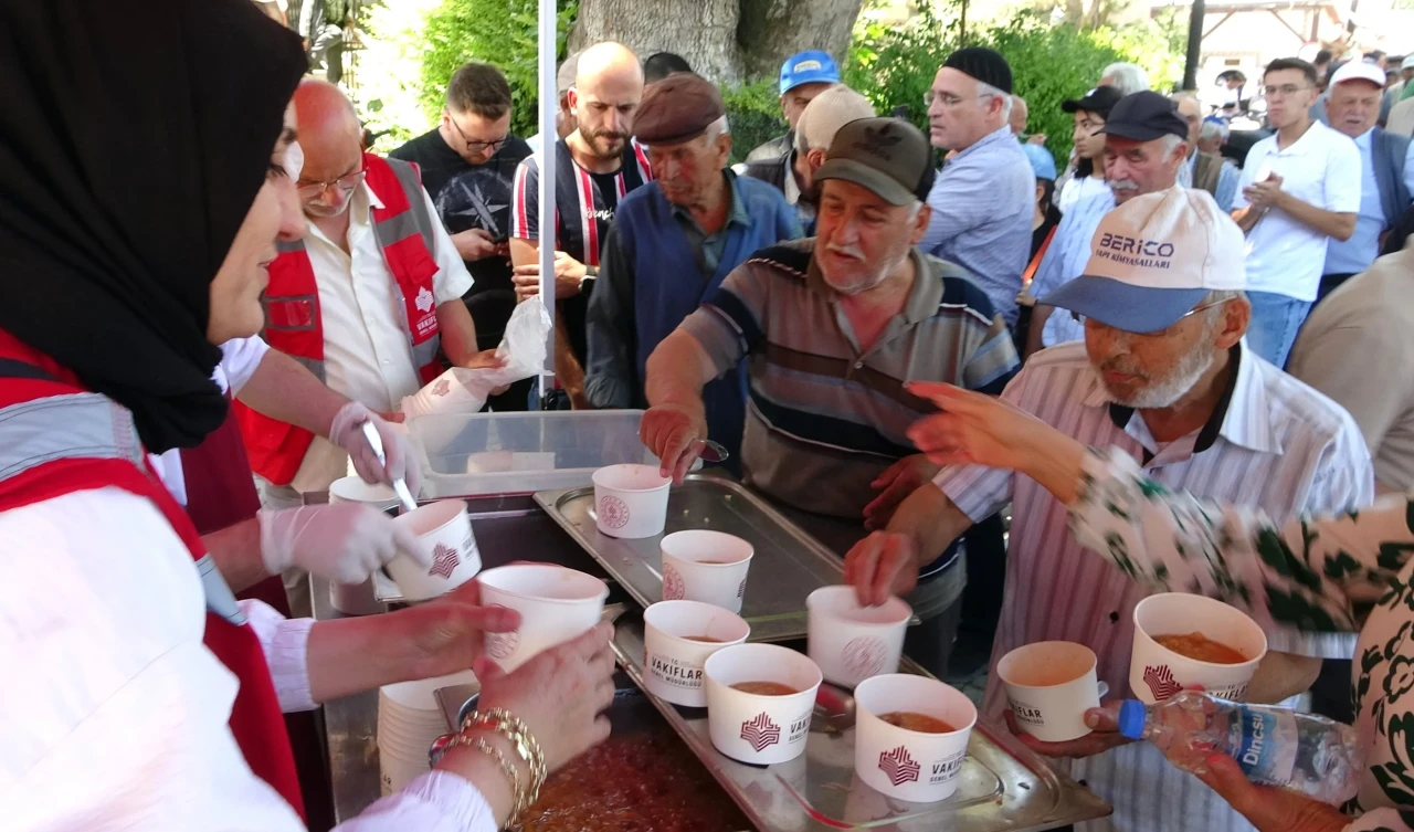 Binlerce Kişiye Aşure İkramı