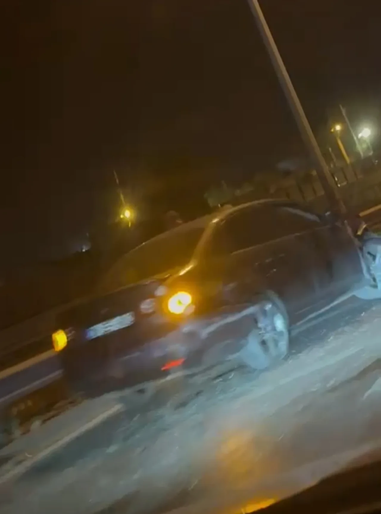 Alt geçitte korkutan anlar: Otomobil bariyerleri biçti