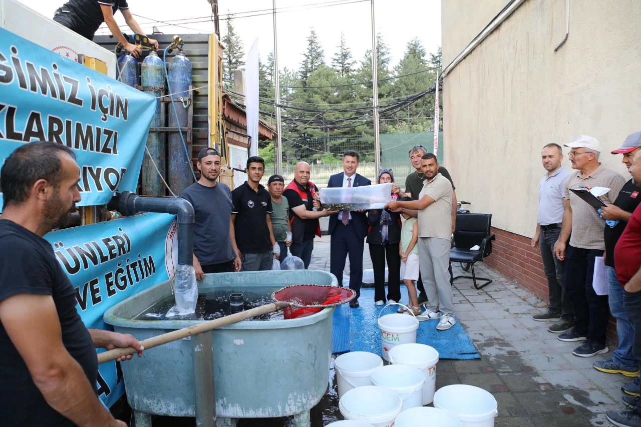 Eskişehir’de 765 Bin Yavru Sazan Doğaya Salındı