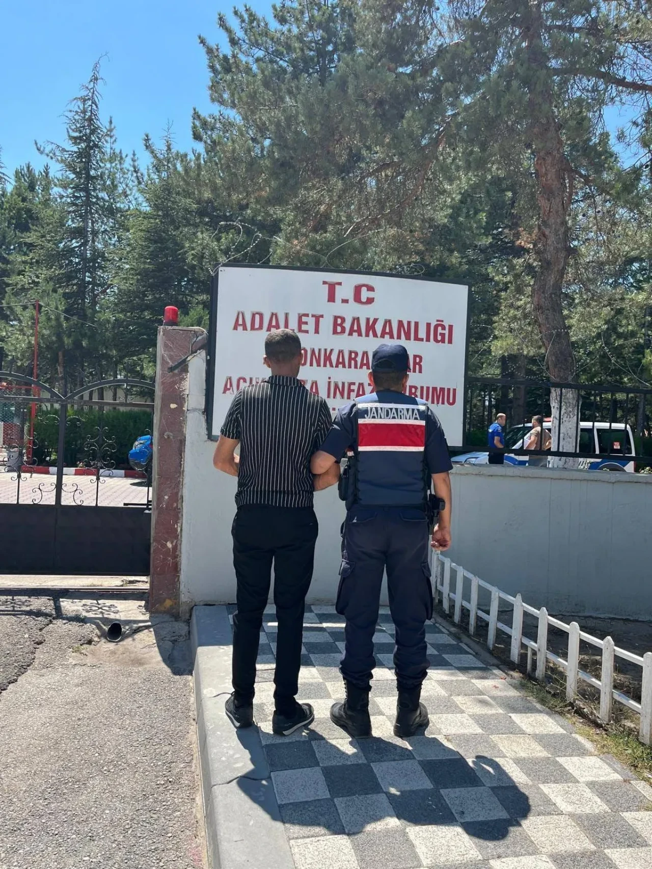 Aranan Şahıs Jandarma Tarafından Yakalandı