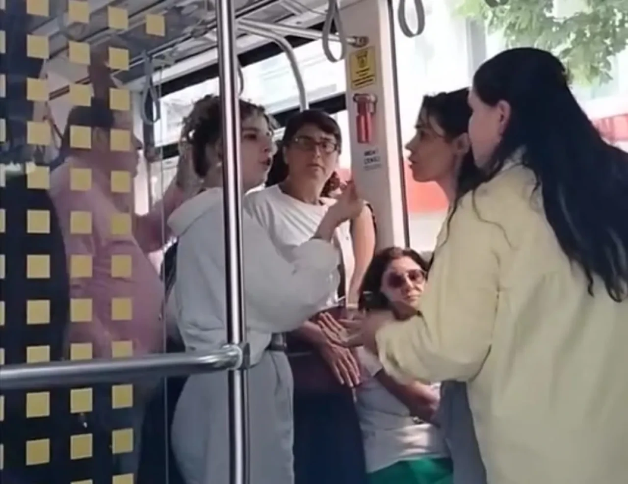 Kadınların Yer Kavgasında Öfke Patladı: Sefer 10 Dakika Durdu!