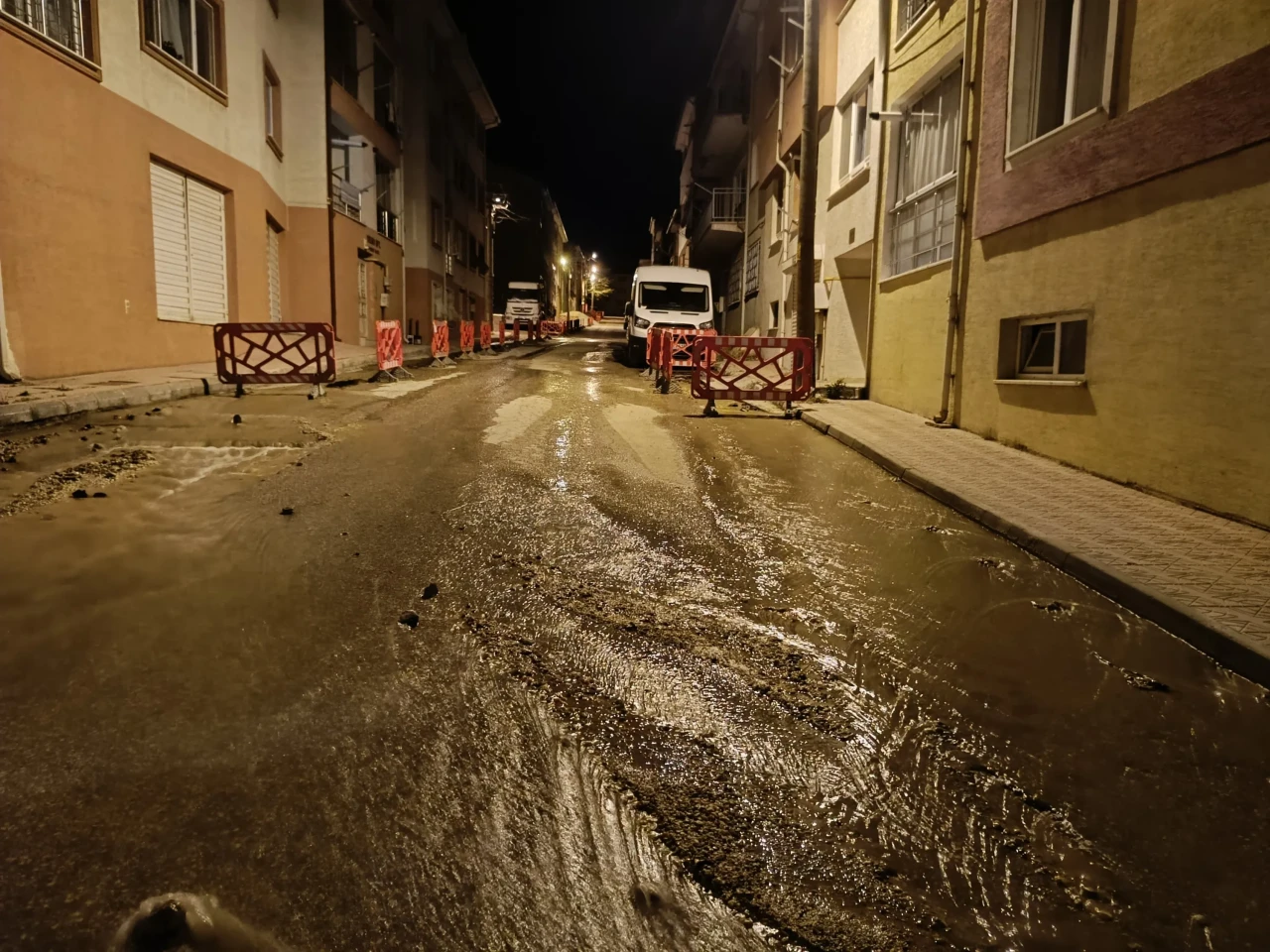 O mahallede su hattı patladı, mahalleyi su bastı
