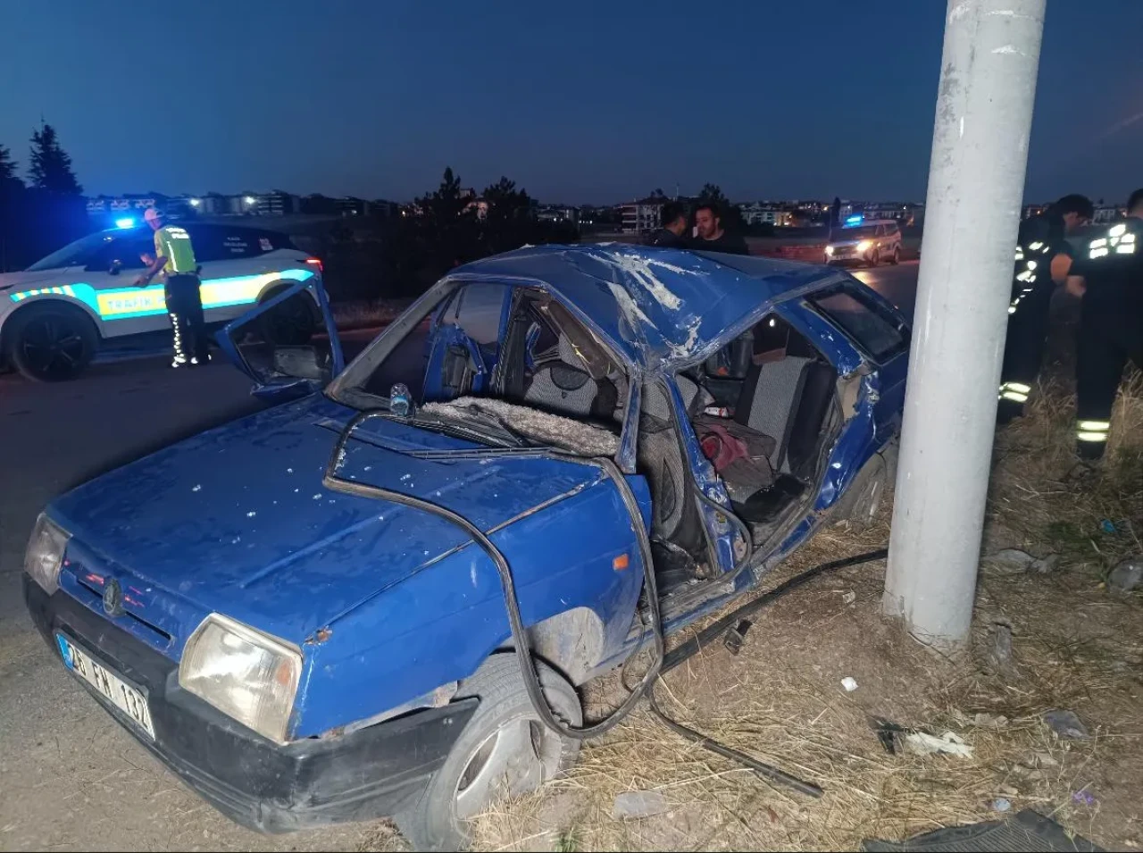 İtfaiye Seferber Oldu: Eskişehir’de Araç İçinde Sıkışan 2 Kişi Kurtarıldı