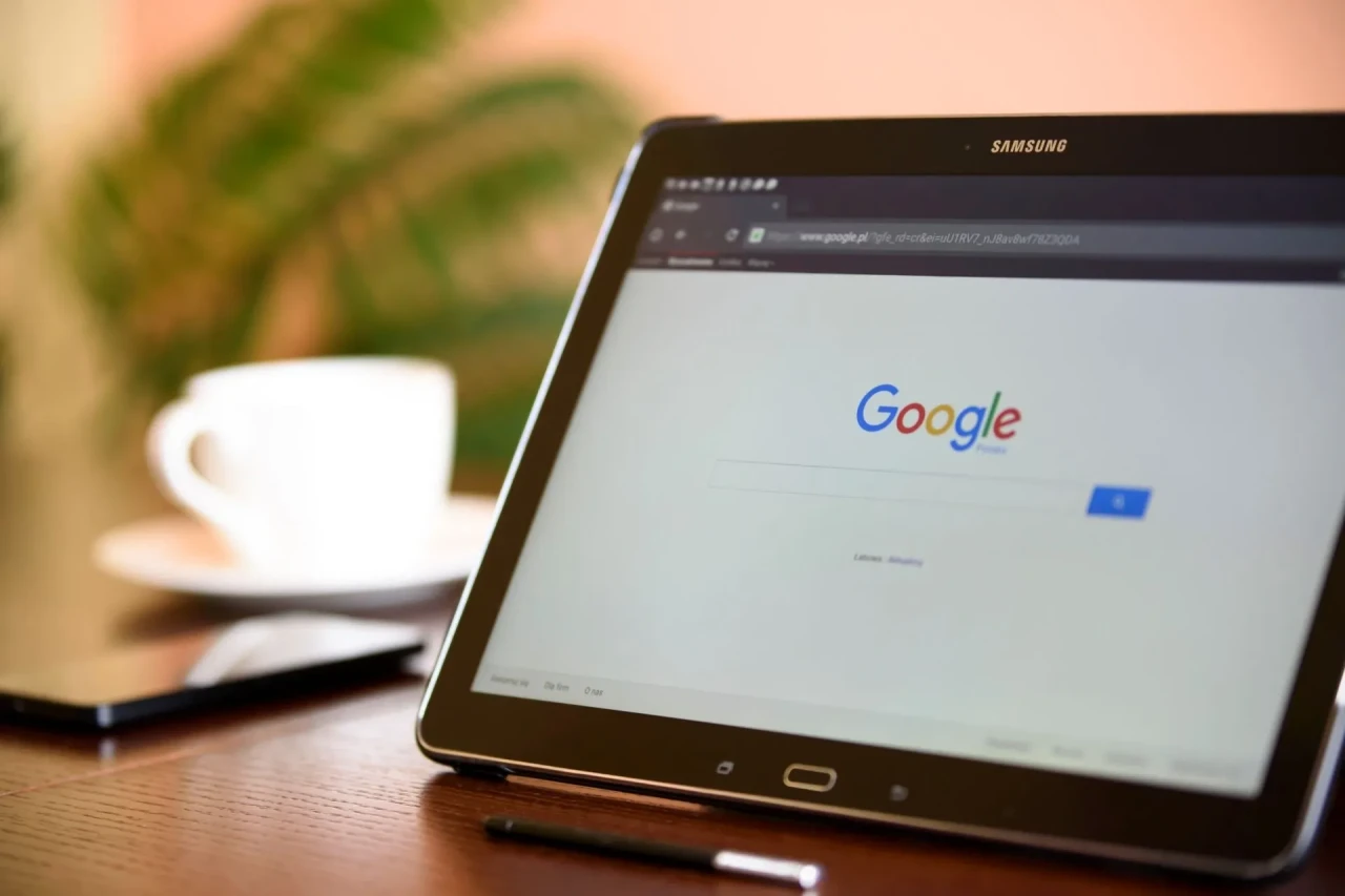 Google’dan Keşfet Sekmesinde Yapay Zekâ Destekli Haber Özetleri Geliyor
