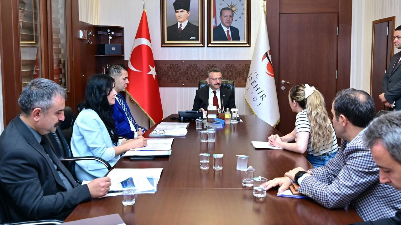 Vali Hüseyin Aksoy, Halk Günü’nde Vatandaşları Dinledi