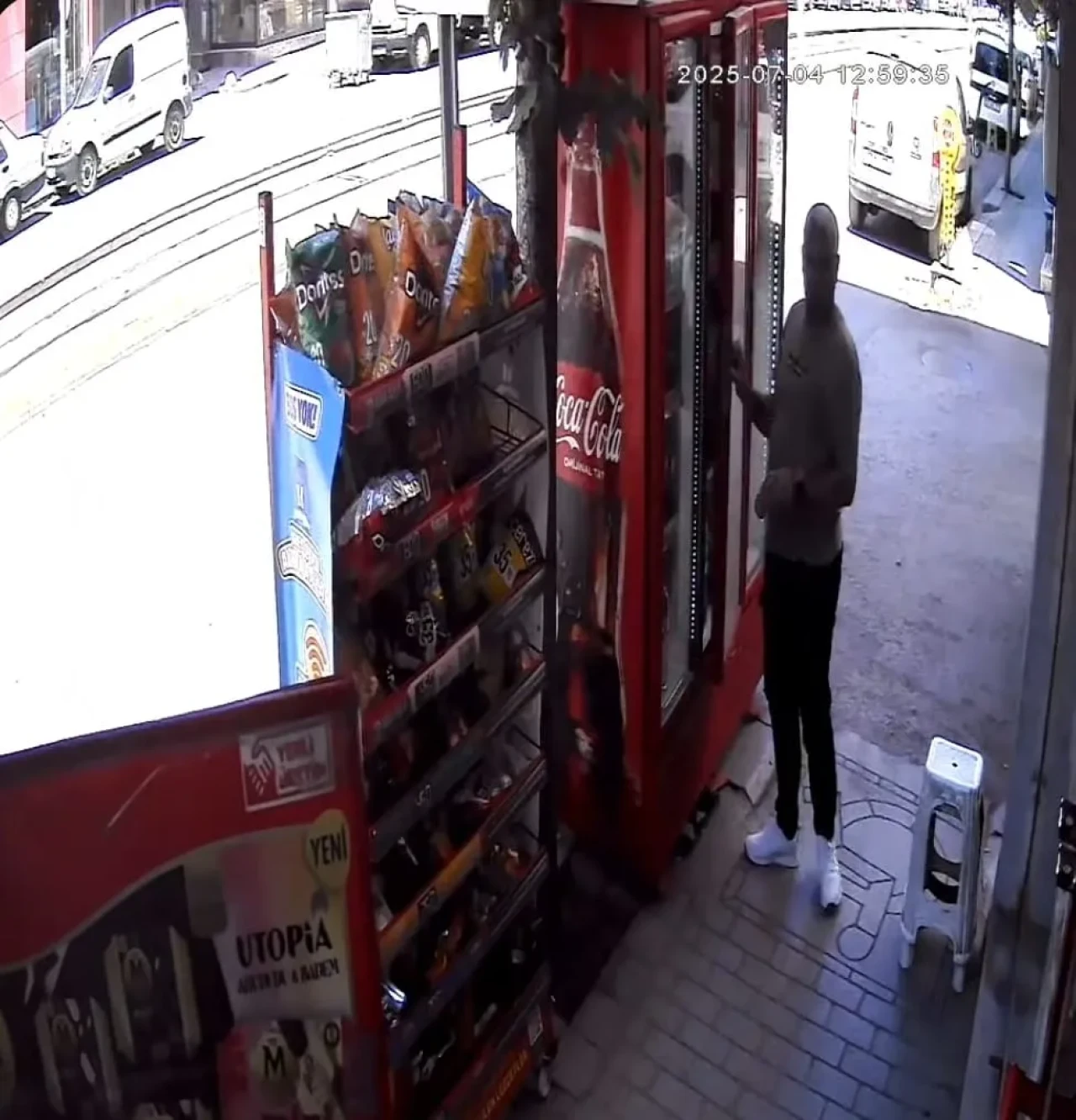Marketten içeceği arka cebine koyup çıktı: O anlar kamerada