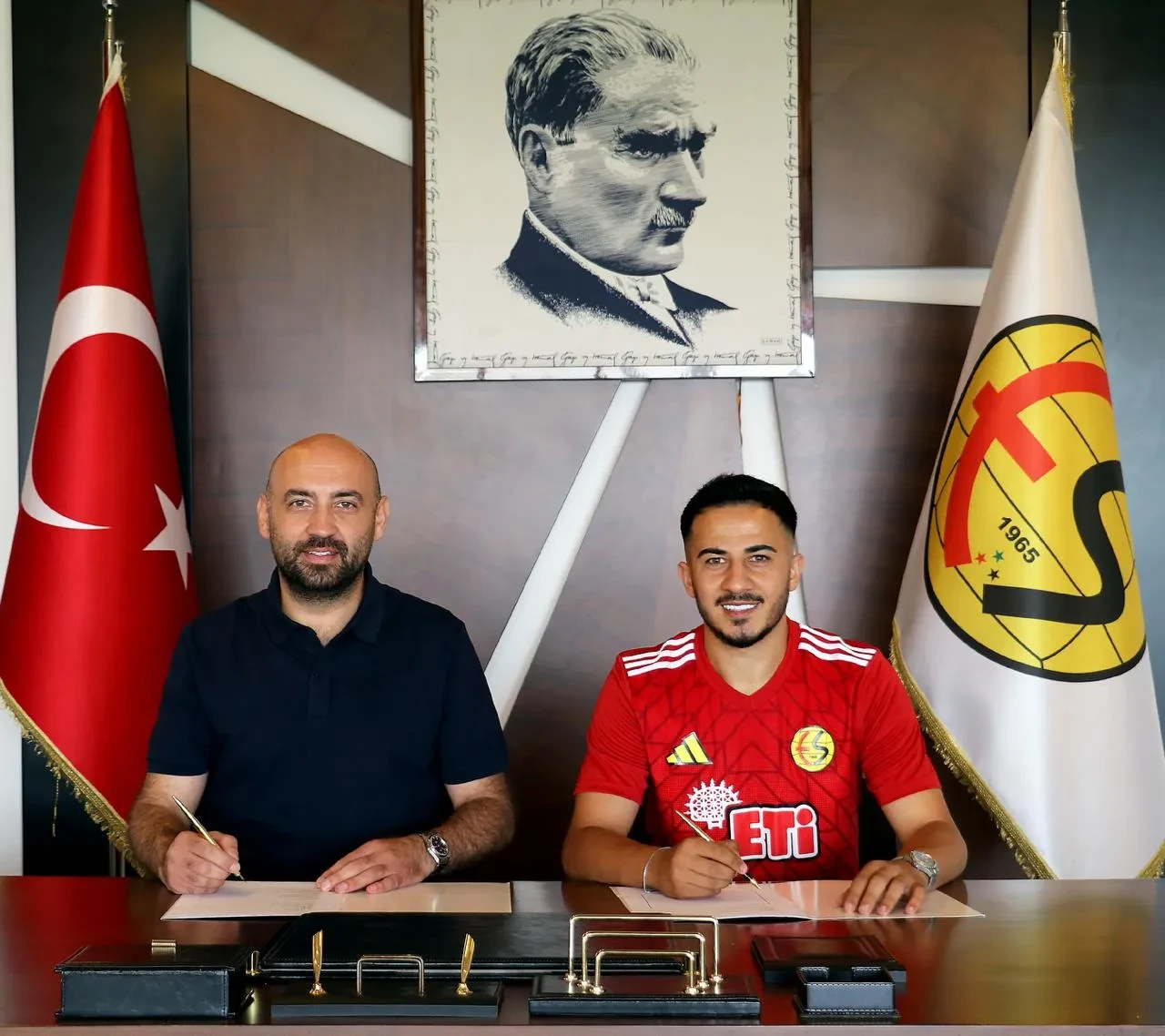 Eskişehirspor, şampiyon oyuncusu Yakup Demirci ile yeni sözleşme imzaladı
