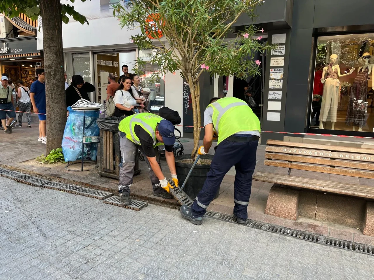 ESKİ ekipleri yağmur suyu ızgaralarını temizliyor