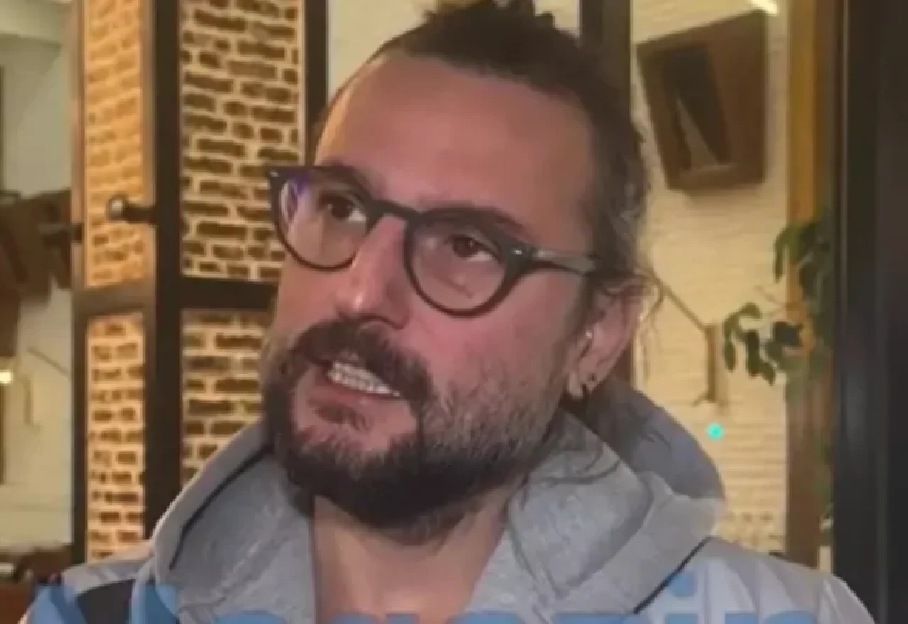 Arka Sıradakiler’in İbo’su Fırat Çöloğlu Kimdir, Kaç Yaşında, Ne İş Yapıyor ve Evli Mi? İşte Güncel Hayatı ve Oyunculuk Serüveni