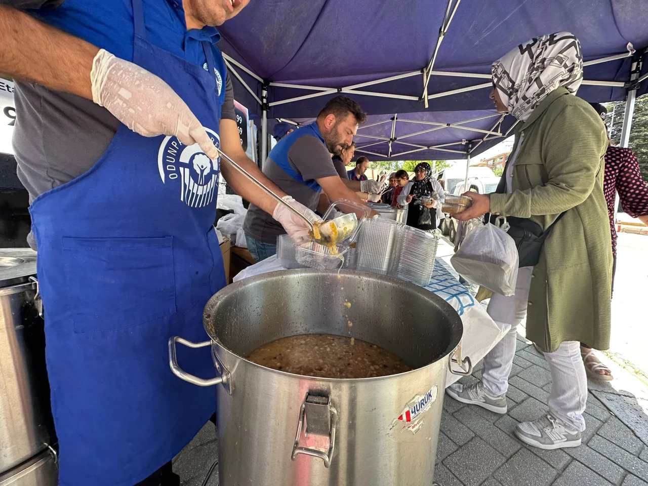 Odunpazarı’nda Aşure Bereketi: Binlerce Kişi Aynı Kazanda Buluştu