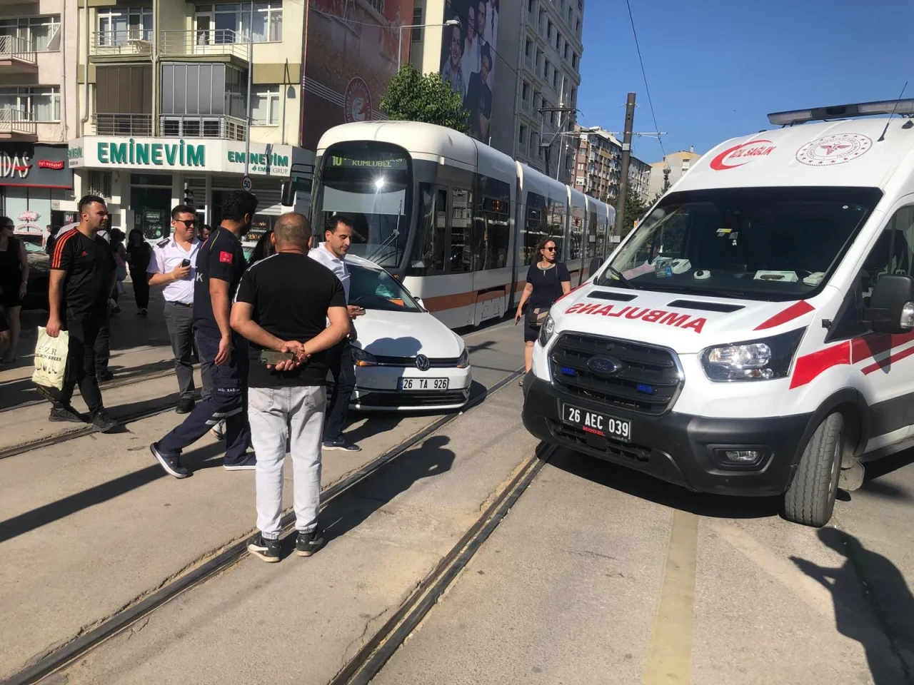TRAMVAY İLE OTOMOBİL ÇARPIŞTI