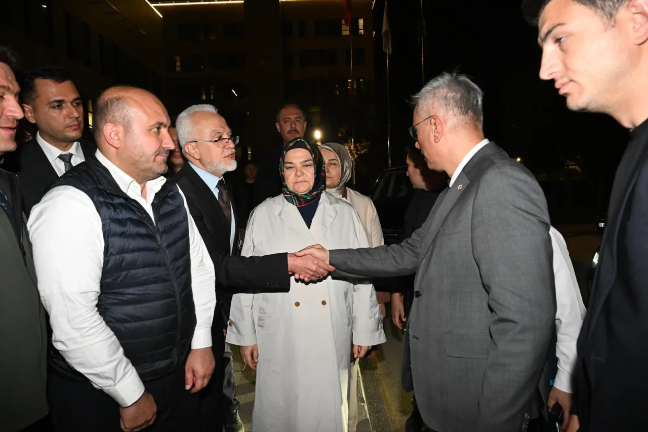 Bakan Memişoğlu, Eskişehir'de tedavi gören yaralı orman işçisini ziyaret etti