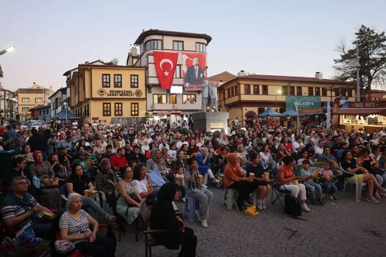 Odunpazarı’nda Yaz Akşamları Sinema Keyfiyle Renklendi