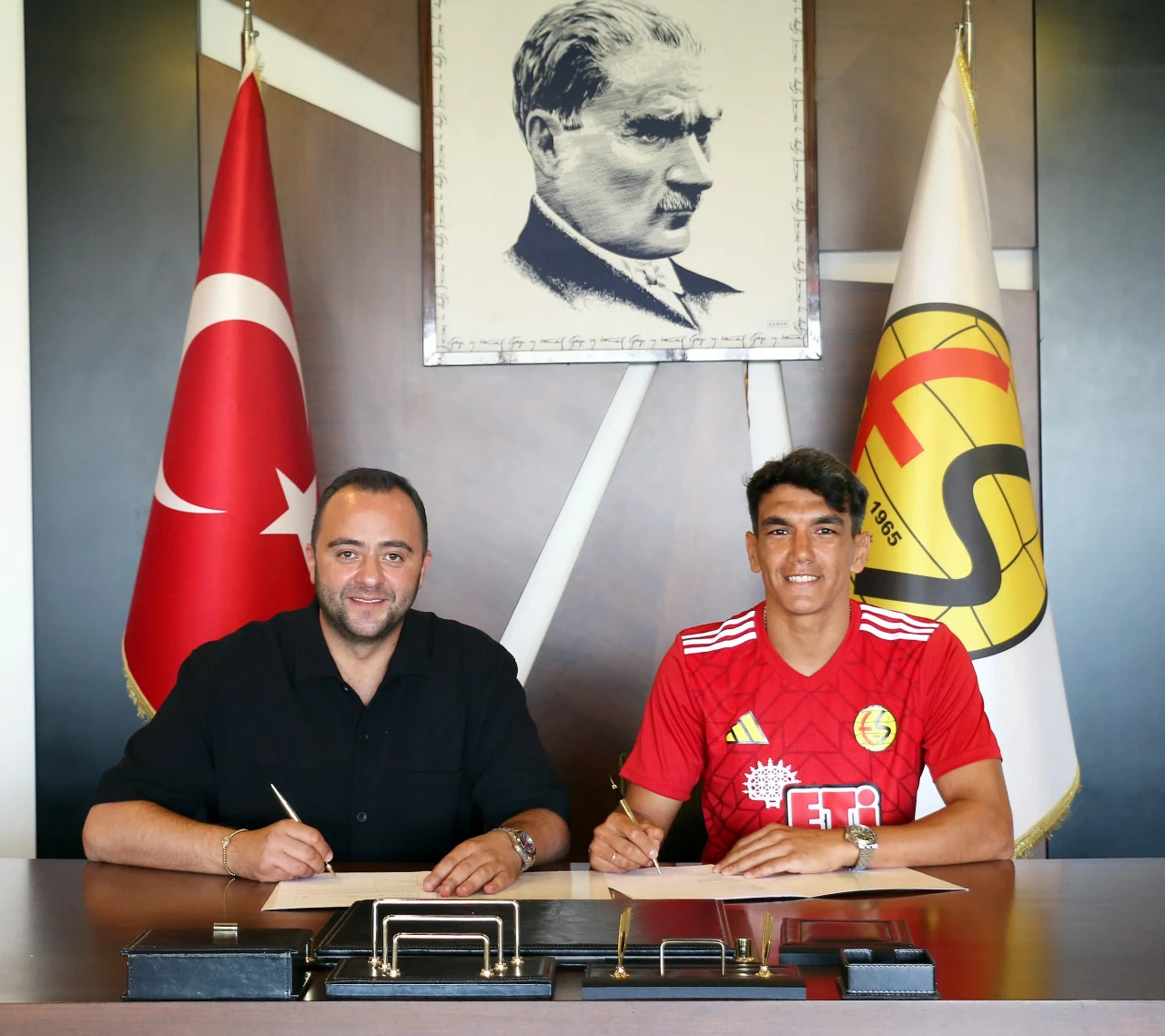 Eskişehirspor Kanatlarını Güçlendirdi: Akın Akman İmzayı Attı