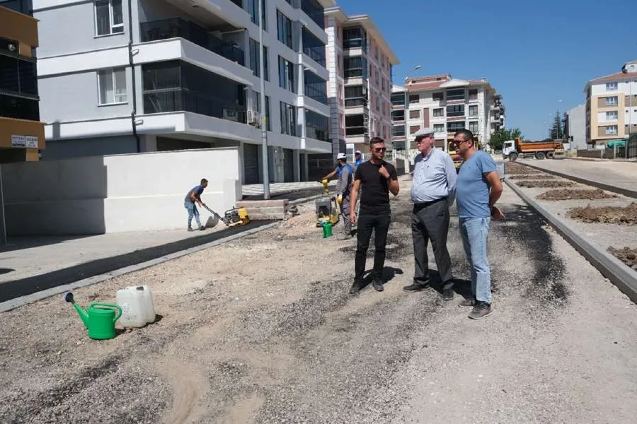 Kazım Kurt, Emek Mahallesi'nde yürütülen yol düzenleme çalışmalarını yerinde inceledi