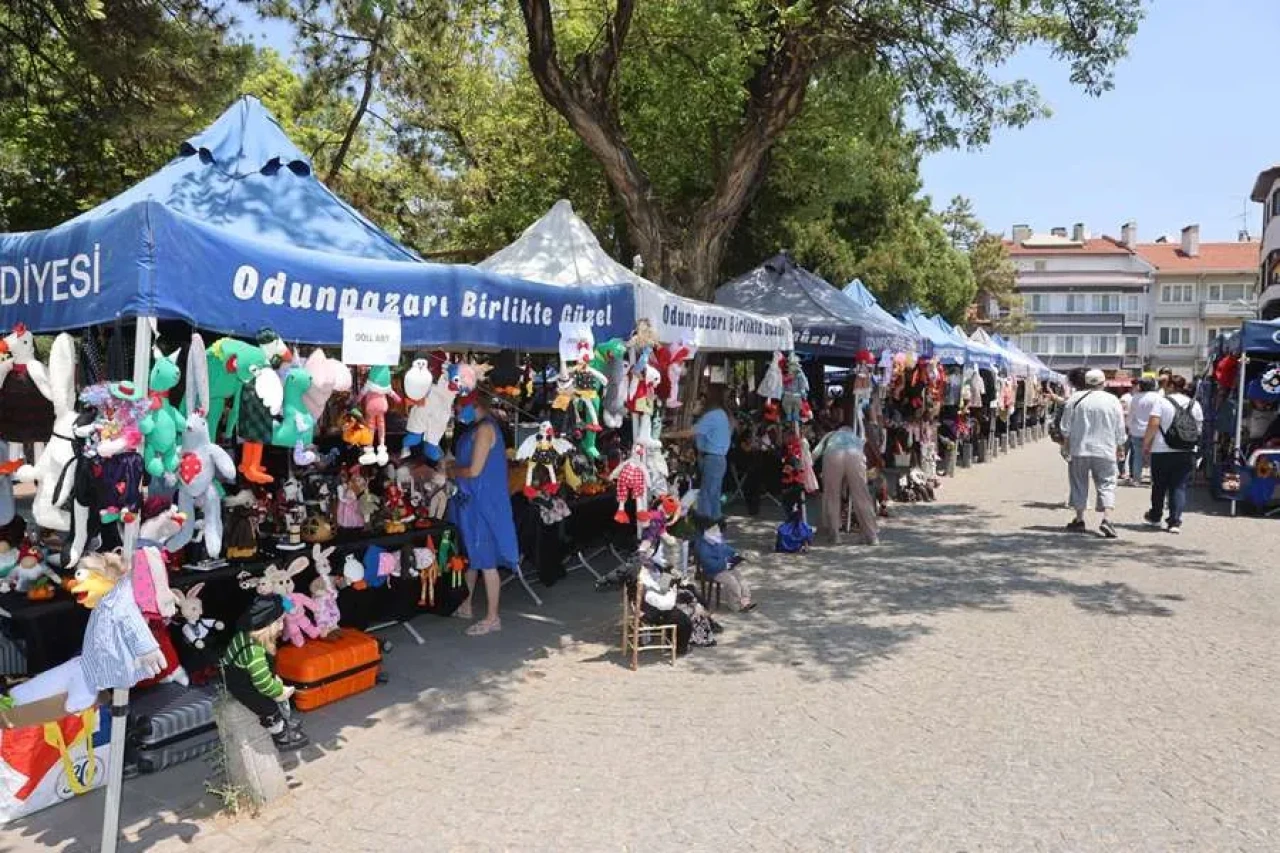 Odunpazarı Belediyesi’nden Kadın Emeğine Destek: El Emeği Ürünler Hicri Sezen Meydanı’nda Eskişehirlilerle Buluştu