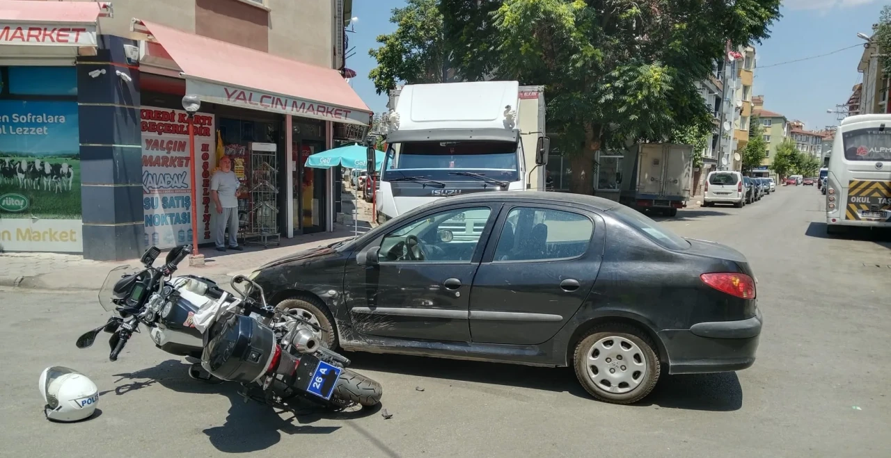 Dur Levhasına Uymayan Otomobil, Motosikletli Polise Çarptı