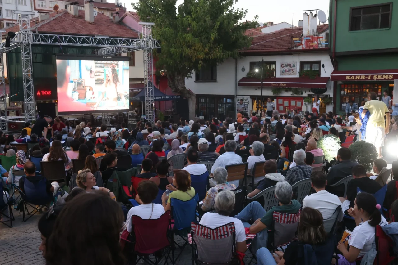 Açık Hava Film Günleri Nostaljik Bir Atmosferle Start Aldı”