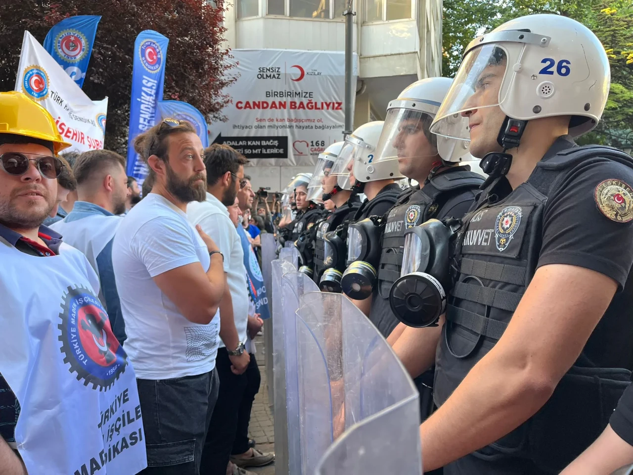 Barikat Engel Oldu, TÜRK-İŞ Taleplerini Yunusemre Caddesi’nden Seslendirdi
