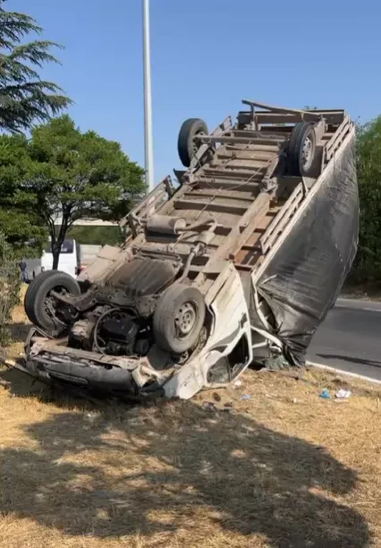 SERVİSLE ÇARPIŞAN KAMYONET TAKLA ATTI: 2 YARALI