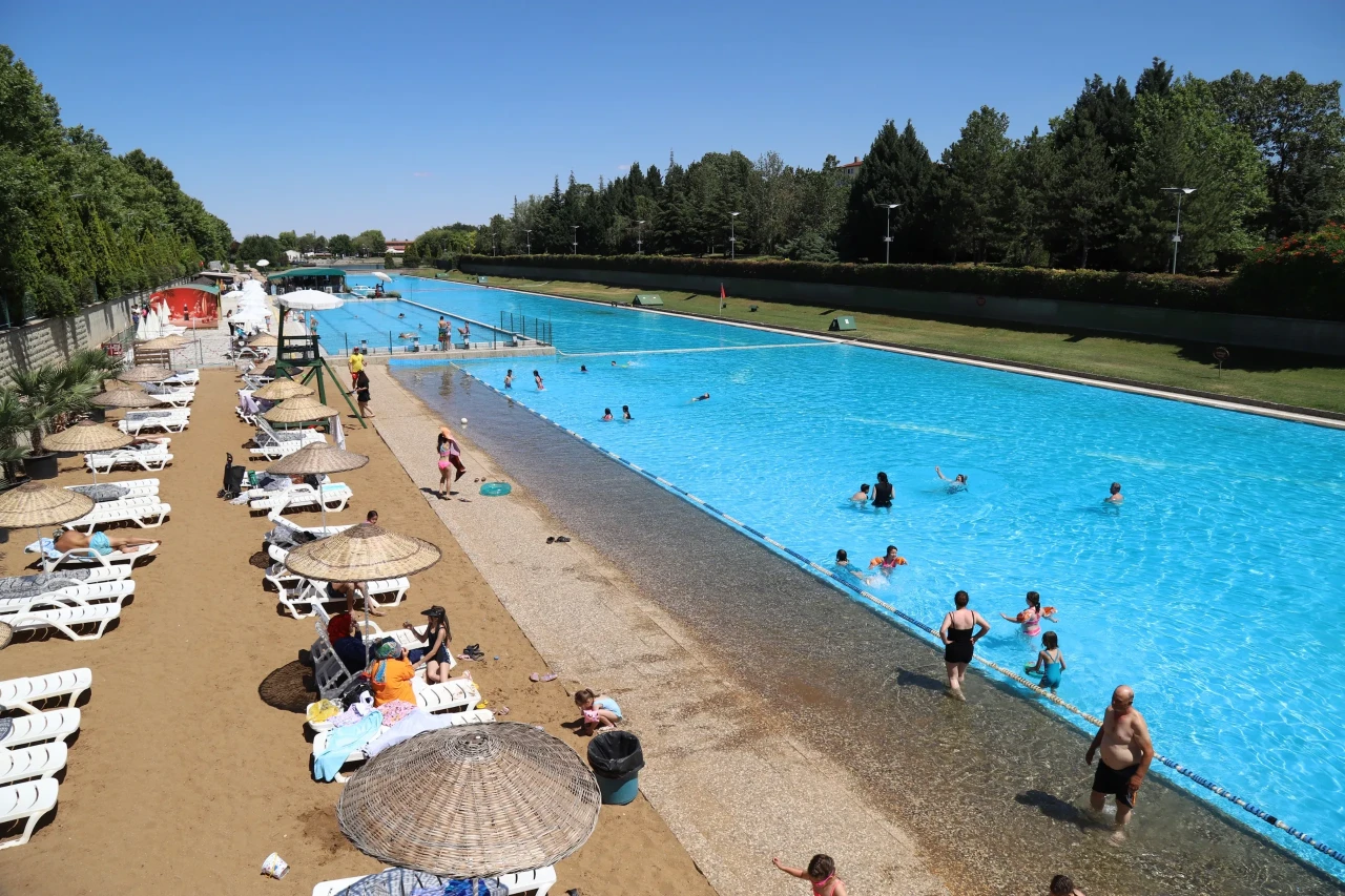 Eskişehirliler yapay plajda serinledi, olimpik havuzda yüzdü