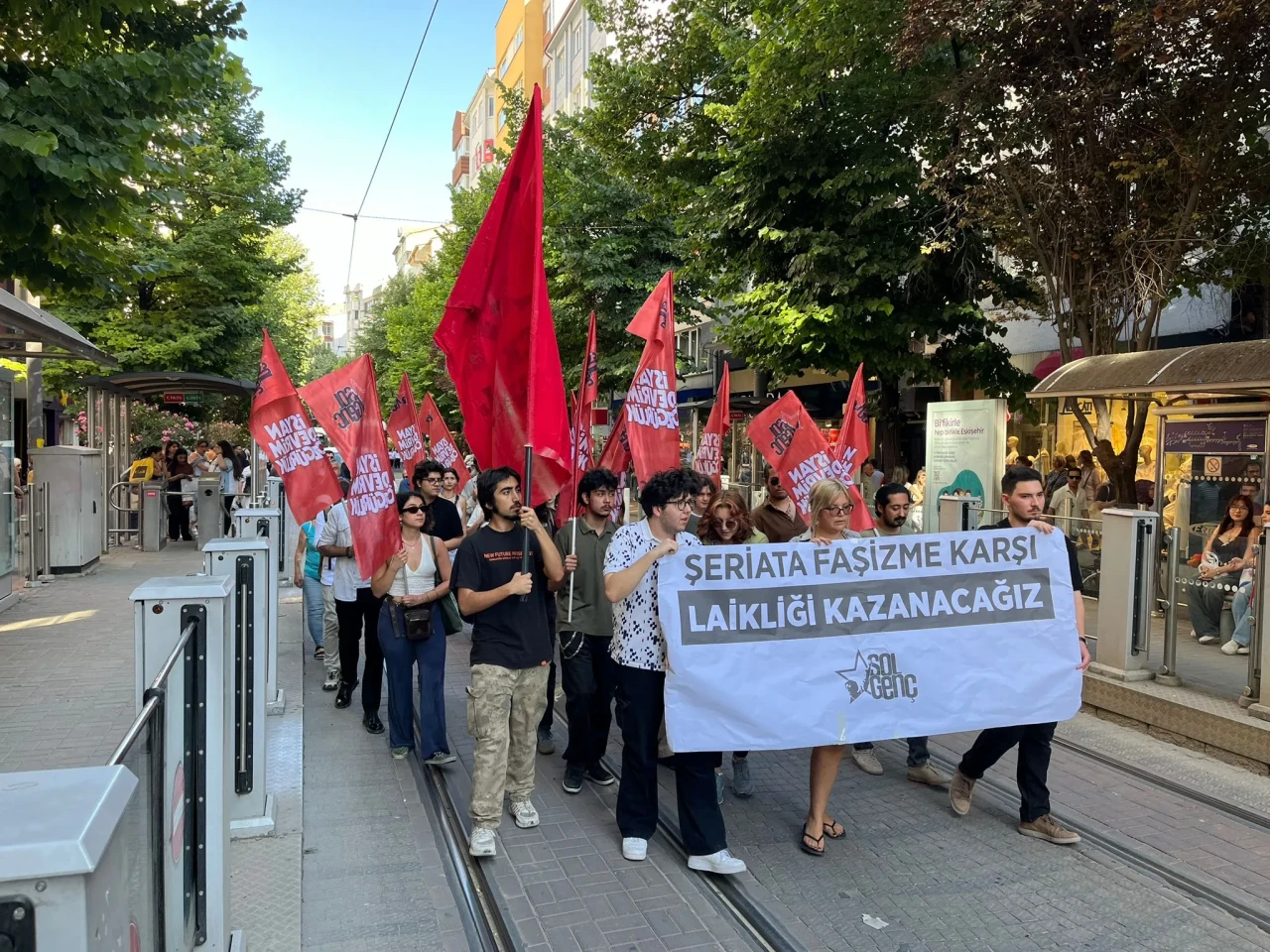 Sol Genç’ten Leman Dergisi Önü Protestosuna Tepki