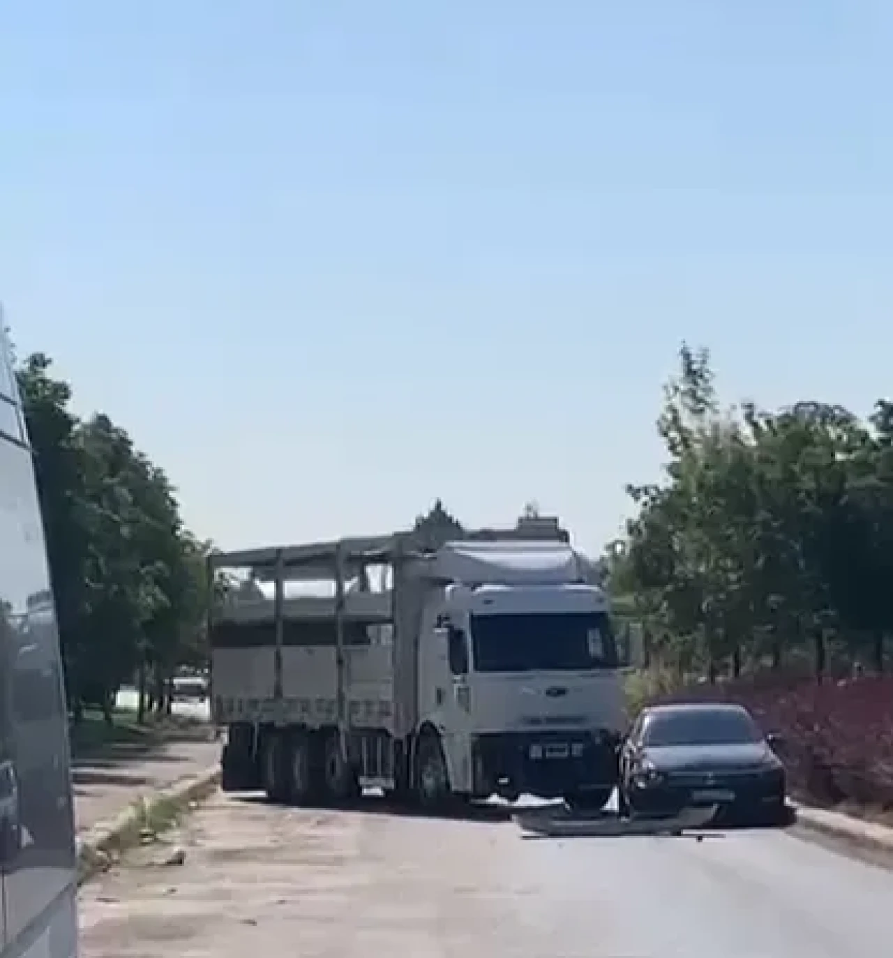 Teksan Sanayi Önünde Maddi Hasarlı Kaza: Yol Trafiğe Kapatıldı