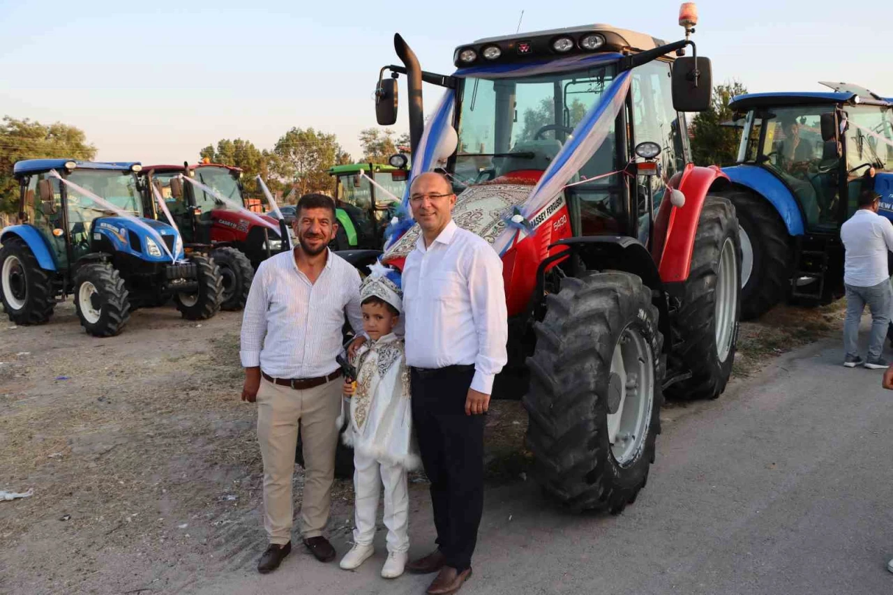 Traktör Konvoyu ile Sünnet Düğünü Kutlandı