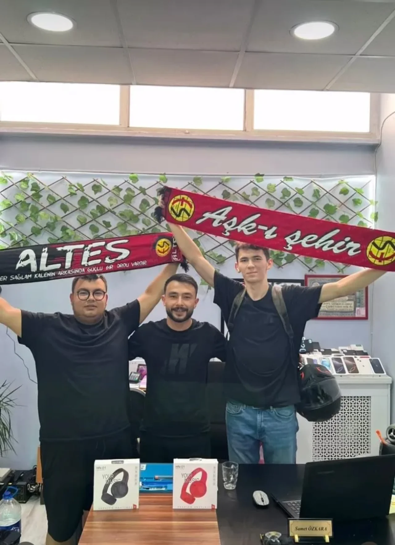 Genç Esnaftan Eskişehirspor Taraftarına Kulaklık Hediyesi